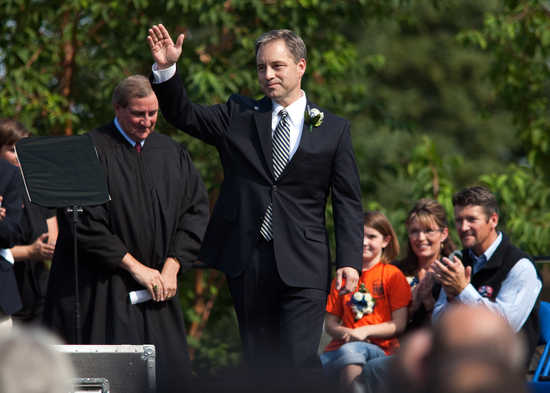 Newly inaugurated Alaska Governor Sean Parnell waves to crowd after being sworn in at the annual Governor's Picnic in Fairbanks, Alaska, July 26, 2009. Supreme Court Justice Daniel Winfree (L), Sarah Palin, her daughter Piper and husband Todd are also pic